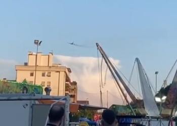 Aereo Antonov sorvola a bassa quota Verona (Screen da video L'Arena)