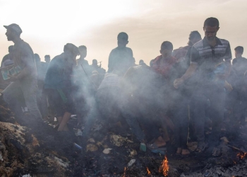 Rafah, il luogo della strage causata dal missile israeliano (Ansa)