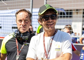 Valentino Rossi nel paddock di MotoGp (Foto ANSA)