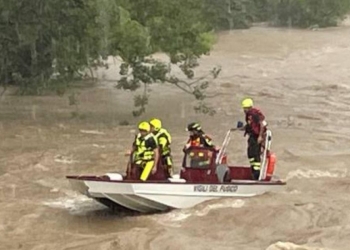 Una squadra di vigili del fuoco alla ricerca dei tre giovani dispersi (Ansa)