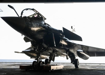 Un caccia Rafale a bordo della portaerei Charles de Gaulle (Ansa)
