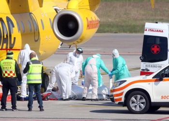 Pazienti affetti da coronavirus (CoVid19) trasferiti all'estero dall'aeroporto di Orio al Serio, Bergamo 2 aprile 2020.
ANSA/FABRIZIO CATTINA
