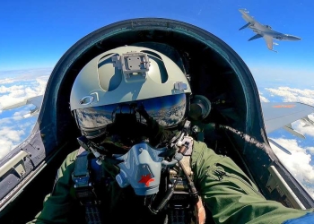 Un aereo da caccia cinese sullo Stretto di Taiwan (Ansa)