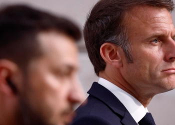 il presidente francese Emmanuel Macron. In primo piano, sfuocato, Volodymyr Zelensky (Ansa)