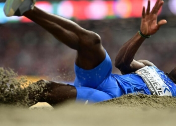 Emmanuel Ihemeje impegnato nel salto triplo (Foto ANSA)