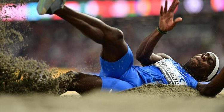 Emmanuel Ihemeje impegnato nel salto triplo (Foto ANSA)