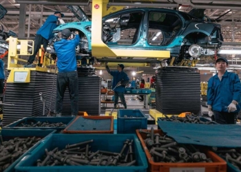 Una fabbrica di automobili Byd in Cina (Ansa)