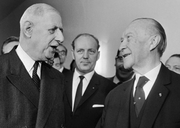 Charles de Gaulle nel 1965 insieme a Konrad Adenauer (Ansa)