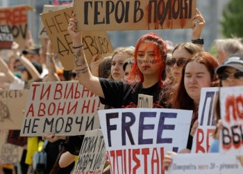 Manifestazione a Kiev per esortare il governo a trattare e liberare i prigionieri ucraini, 26 maggio 2024 (Ansa)