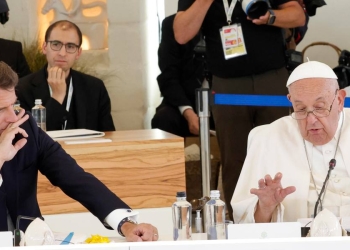 Papa Francesco al G7. A sin., Emmanuel Macron (Ansa)