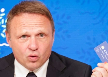 Il ministro Lollobrigida presenta la nuova card Dedicata a te (Ansa)