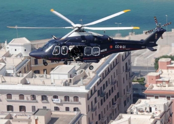 Elicottero con a bordo carabinieri del GIS durante il G7 (Ansa)