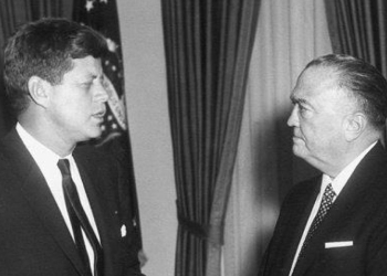 J.F. Kennedy a colloquio con il capo dell'FBI Edgar Hoover nel 1961 (Ansa)