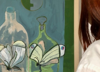 Davanti a due farfalle in bottiglia di Tonino guerra, nel museo del Monastero di Sant'Eutimo di Suzdal, Russia (foto F. Fornasieri)