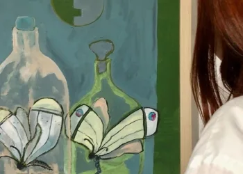 Davanti a due farfalle in bottiglia di Tonino guerra, nel museo del Monastero di Sant'Eutimo di Suzdal, Russia (foto F. Fornasieri)