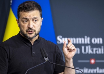 Volodymyr Zelensky alla conferenza stampa del summit per la pace in Ucraina (Foto Ansa 2024 EPA/MICHAEL BUHOLZER)