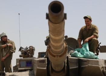 Soldati israeliani al confine della Striscia di Gaza (Ansa)