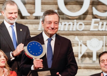 Mario Draghi riceve il Premio europeo Carlo V in Spagna (Foto Ansa 2024 EPA/BALLESTEROS)