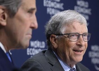 John Kerry e Bill Gates al WEF 2022 di Davos (Ansa)