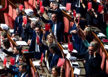 Protesta nei banchi del Pd in Senato contro il premierato (Ansa)