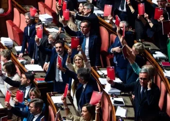 Protesta nei banchi del Pd in Senato contro il premierato (Ansa)