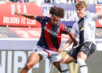Bologna's Joshua Zirkzee  (L) and Udinese's  Thomas Kristensen (R) in action during the Italian Serie A soccer match Bologna FC vs Udinese Calcio at Renato Dall'Ara stadium in Bologna, Italy, 28 April 2024. ANSA /SERENA CAMPANINI