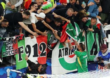 Gigio Donnarumma esulta con i tifosi dell'Italia agli Europei 2024 (Foto ANSA)