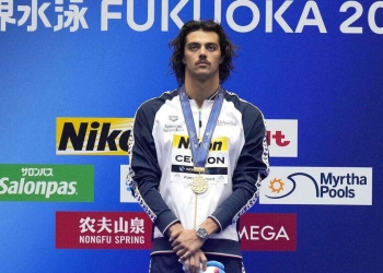 Thomas Ceccon sul podio dei Mondiali di nuoto (Foto ANSA)