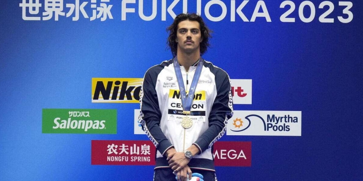 Thomas Ceccon sul podio dei Mondiali di nuoto (Foto ANSA)