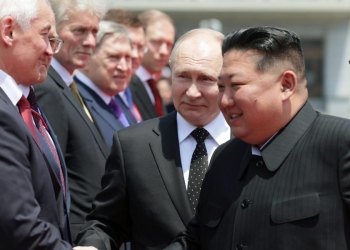 Kim Jong-un saluta ia vertici russi durante il viaggio di Putin in Nord Corea (Ansa)