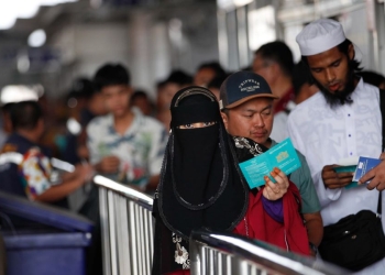 Birmani al confine con la Thailandia (Ansa)