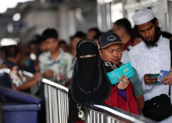 Birmani al confine con la Thailandia (Ansa)