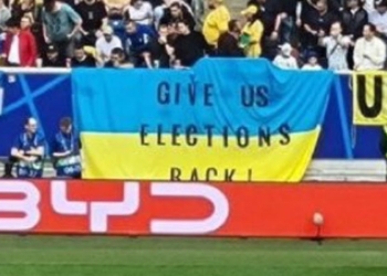 "Ridateci le elezioni", bandiera dell'Ucraina prima della partita contro la Slovacchia agli Europei 2024