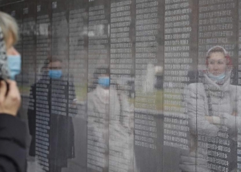 Mosca. Visite al Giardino della memoria di Butovo, recante i nomi delle vittime del terrore staliniano negli anni 1937-38 (Ansa)