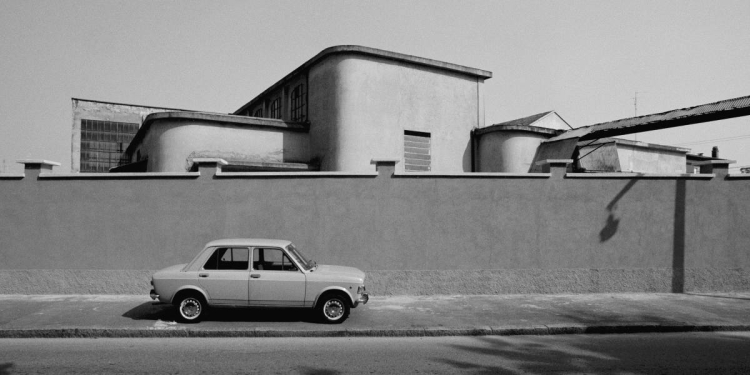 Gabriele Basilico, "Milano, via Aristotele, 1979". Da "Ambiente urbano - 1970-1980"