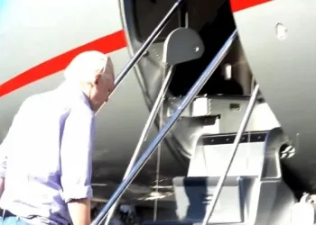 25 giugno 2024. Julián Assange, libero, si imbarca a Londra per l'Australia (Ansa)