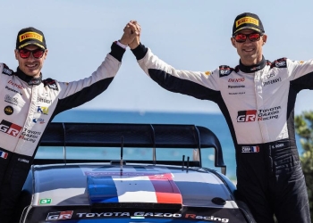 Sebastien Ogier e Vincent Landais del team Toyota Gazoo Racing WRT festeggiano Rally del Portogallo 2024 (Foto EPA/JOSE COELHO)