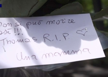 Un biglietto deposto nel luogo dell'omicidio di Thomas Luciani a Pescara (Foto: Tg1)