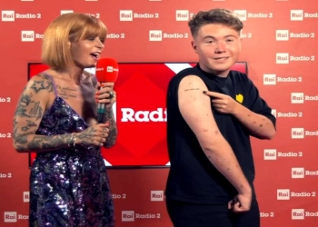 Alfa durante l'intervista con Radio 2 al Tim Summer Hits (Screenshot)