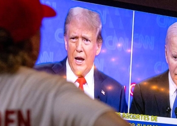 Davanti alla tv, negli Usa, durante il "match" Trump-Biden (Ansa)