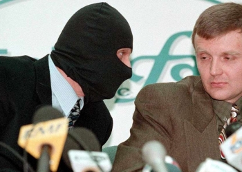 L'allora colonnello della FSB Alexander Litvinenko con un collega mascherato in una foto d'archivio scattata a Mosca il 17 novembre 1998 durante una conferenza stampa. EPA/SERGEI KAPTILKIN