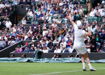 Jannik Sinner al servizio a Wimbledon 2024 (Foto ANSA)