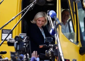 Marine Le Pen in campagna elettorale (Ansa)