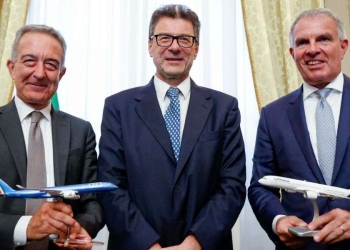 Antonino Turicchi, Giancarlo Giorgetti e Carsten Spohr (Ansa)