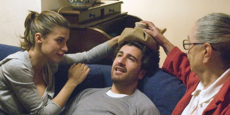 Elisabetta Canalis e Alessandro Siani in una scena di La seconda volta non si scorda mai