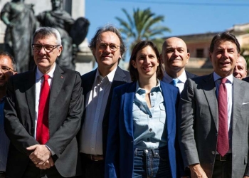 Mega "rassemblement" della sinistra italiana: da sin. Boschi, Landini, Bonelli, Schlein, Conte, Fratoianni (Ansa)