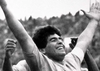 Diego Armando Maradona (1960-2020) esulta dopo un gol in Bologna-Napoli, 1990 (Ansa)
