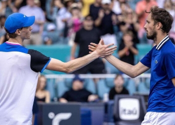 Il saluto tra Jannik Sinner e Daniil Medvedev (Foto ANSA)