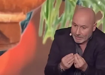 Maurizio Battista comico sul palco Casabattista