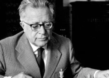 Palmiro Togliatti legge alla scrivania